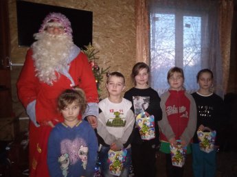 В рамках Всероссийской акции "Новый год в каждый дом" работники культуры Любынского СДК и библиотеки поздравили с праздником детей