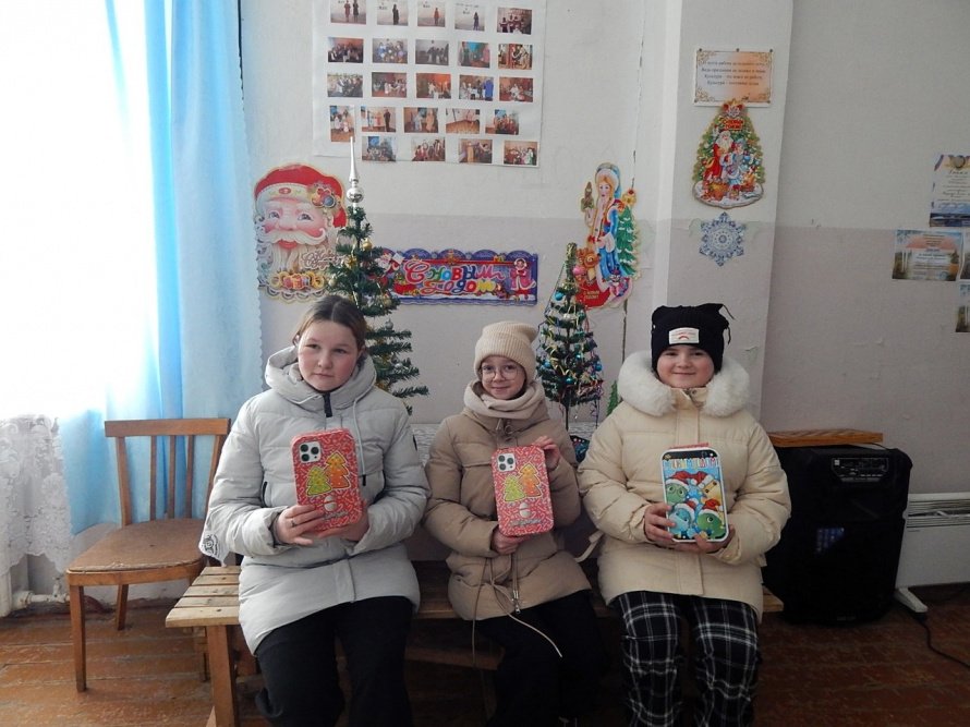 В Рождественский сочельник работники Закибского СДК и библиотеки прошлись по домам, раздавая детям подарки.
