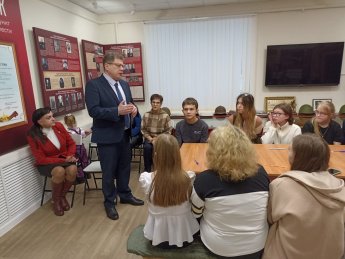 В Шимском доме ремёсел и народного творчества прошёл урок мужества, посвящённый Дню Героев Отечества.