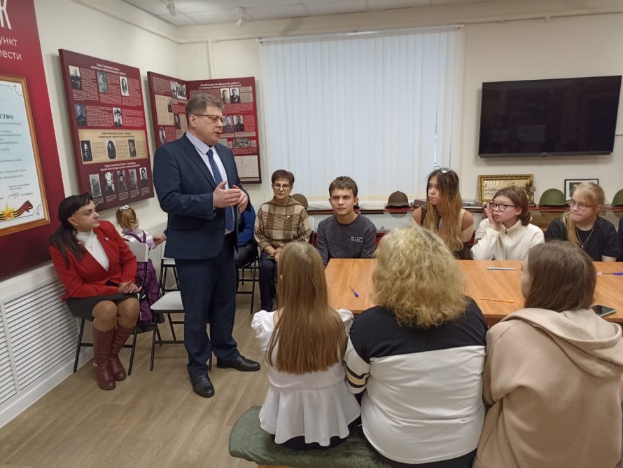 В Шимском доме ремёсел и народного творчества прошёл урок мужества, посвящённый Дню Героев Отечества.