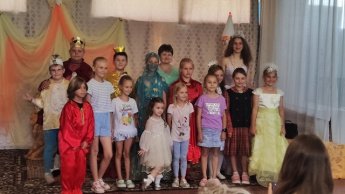 Детский спектакль, подготовленный участниками летнего клуба "Журавлик"