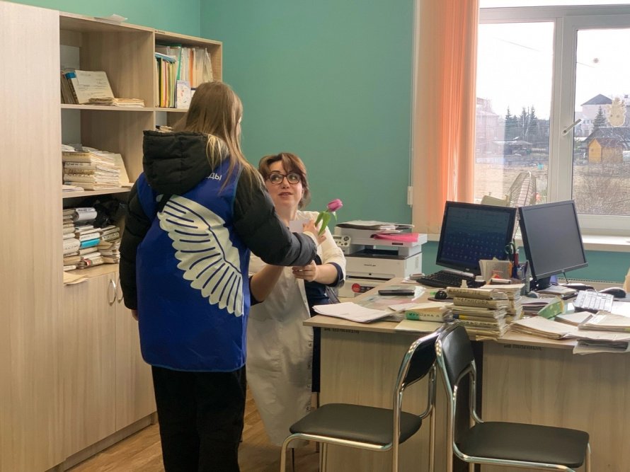 Акция «Поздравление женщин на рабочих местах»