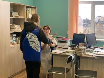 Акция «Поздравление женщин на рабочих местах»