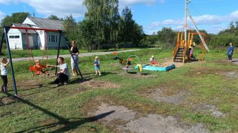 Молодежь установила детскую площадку