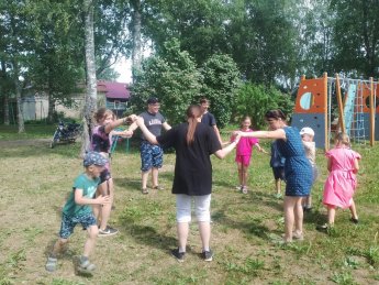 Сегодня на территории Веряжского Дома культуры состоялась игровая программа посвященная Дню защиты детей -"Кошки -мышки" 